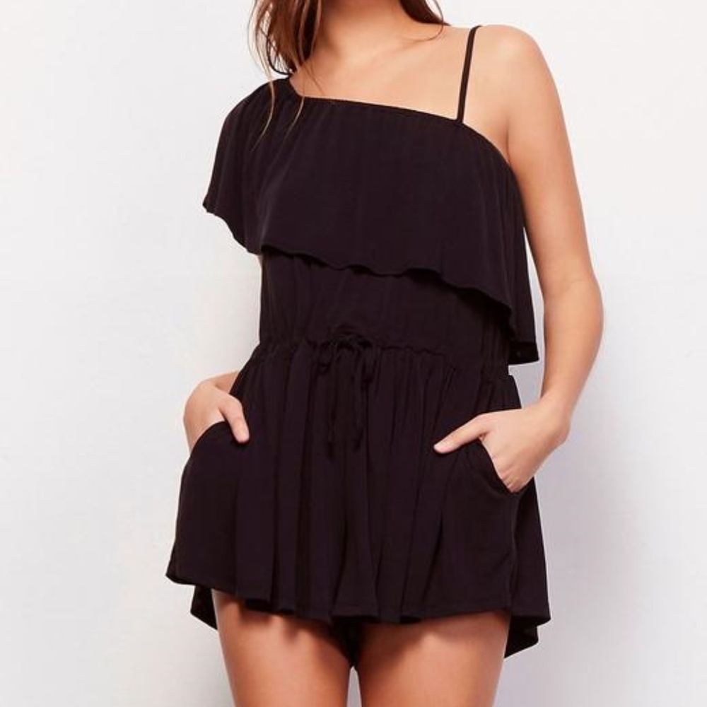 NWOT BB Dakota One Shoulder Romper sz. Small